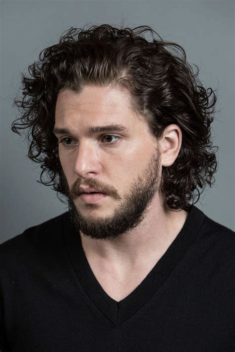 Kit Harington | Cortes de pelo rizado largo, Peinado cabello largo ...