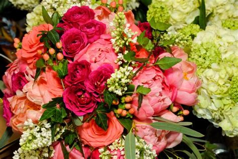 41 Arrangement Ideas for Roses | HGTV