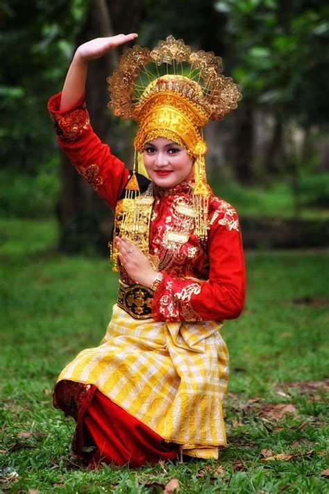 Beautiful Indonesian Girl in the beauty traditional dress | #Indonesia ...