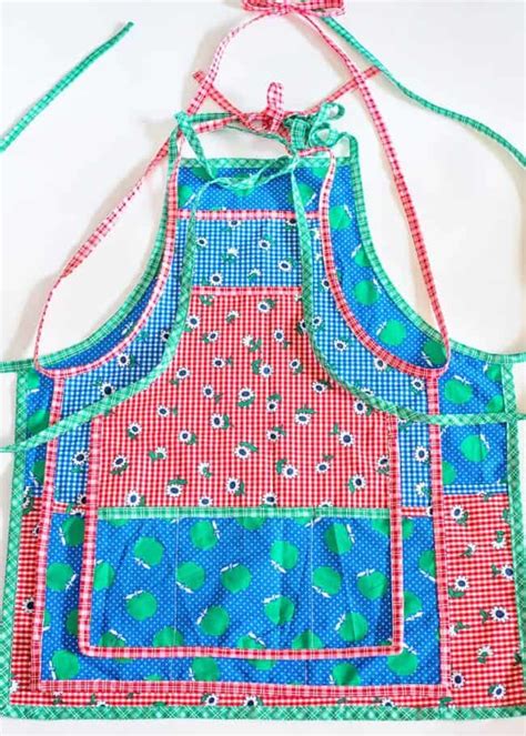 Free Apron Pattern (3 sizes toddler/ tween/ adult) - Scattered Thoughts ...