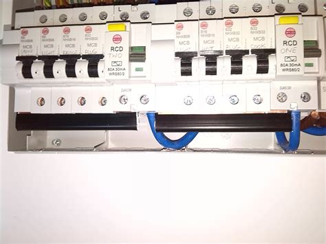 Busbars in a modern Wylex Consumer Unit. | DIYnot Forums