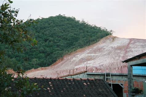 File:Hillside deforestation in Rio de Janeiro.jpg - Wikipedia