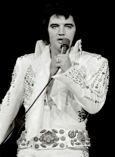 ELVIS LIVE ON STAGE IN 1972 Elvis Presley Concerts, Elvis Presley Family, Elvis In Concert ...