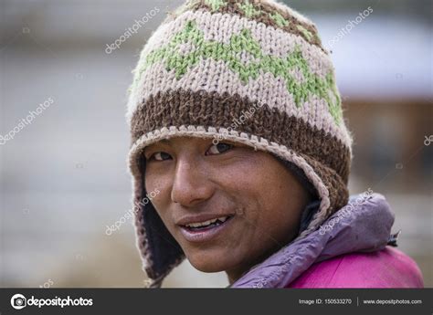 Portrait man in traditional dress in Himalayas village, Nepal — Stock Editorial Photo ...