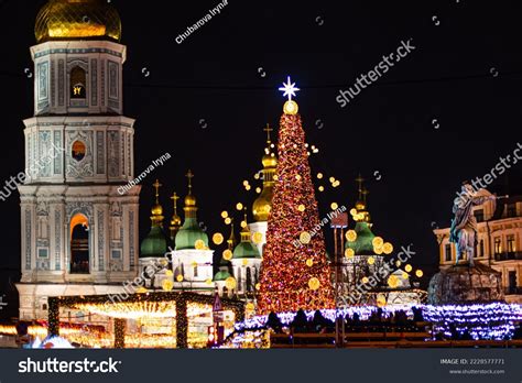 Kyiv Ukraine 01042022 Main Christmas Tree Stock Photo 2228577771 ...