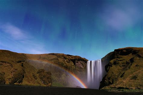 APOD: 2011 November 14 - Waterfall, Moonbow, and Aurora from Iceland