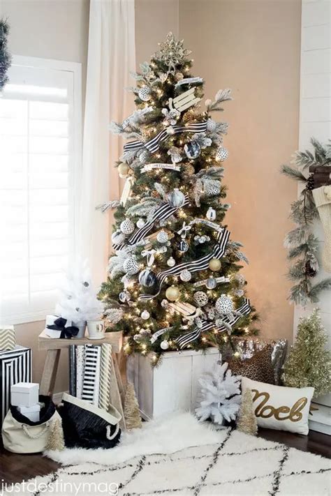 32 Modern Black And White Christmas Décor Ideas - DigsDigs