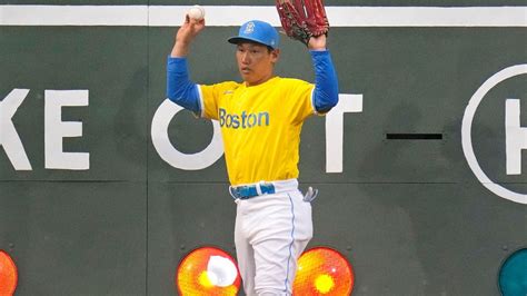 Hit ball gets lodged in red light of Fenway Park's Green Monster - ESPN