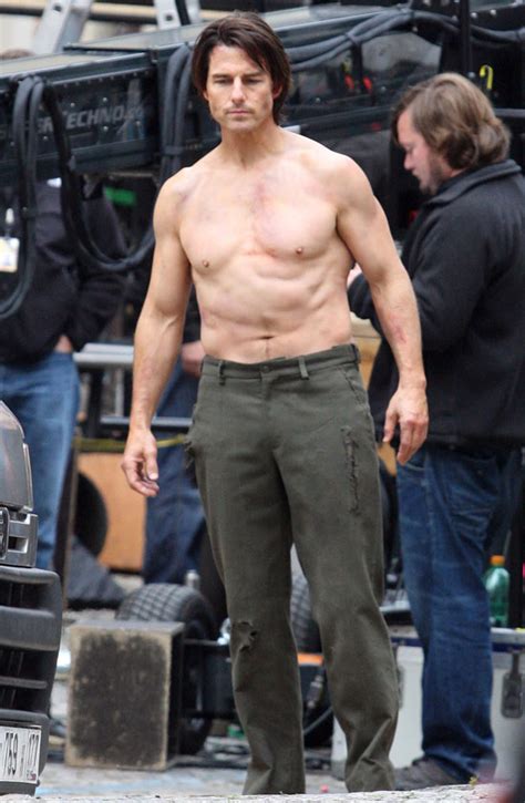 Pictures of Tom Cruise Performing Shirtless Stunts on the Set of ...