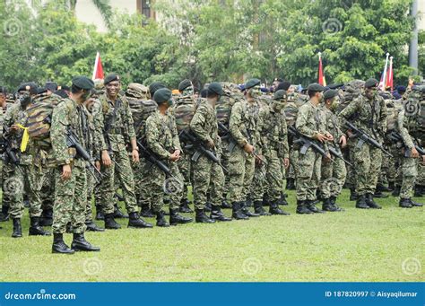 Malaysian Soldiers in Uniform and Fully Armed. Editorial Photography ...