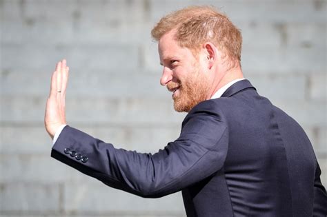 Prince Harry waves to crowd as he receives huge cheer during arrival at ...