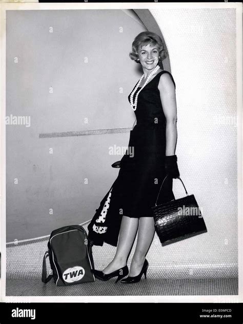 Aug. 09, 1962 - Singer Dorothy Collins is shown after arriving by TWA Superjet from Dayton, Ohio ...