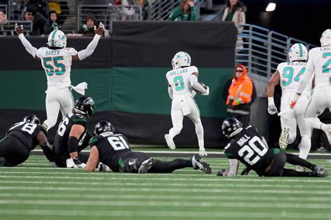 Highlight: Cat on the field during Monday Night Football — 11/04/2019