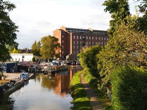 Macclesfield Canal © David Dixon cc-by-sa/2.0 :: Geograph Britain and Ireland