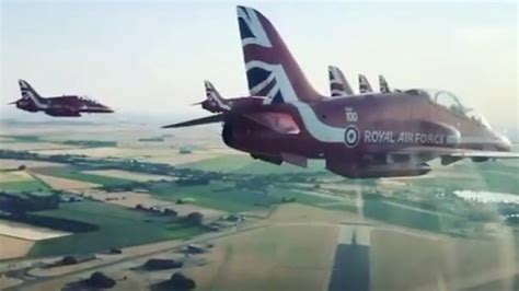 Red Arrows RAF Scampton air base to be sold off - BBC News