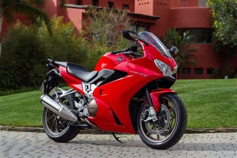 Honda VFR800 8th Gen Review - Reviewing A Cult Bike