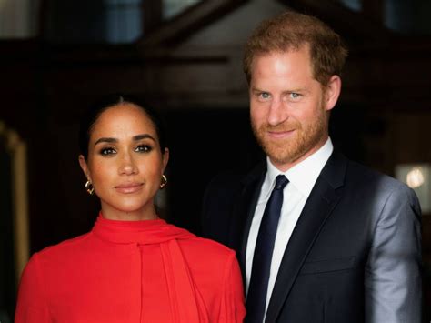 Prince Harry and Meghan Markle receive an award for exposing the Royal ...