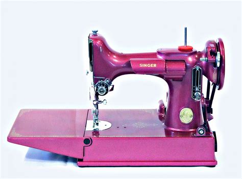 Singer 221 Featherweight Sewing Machine - Raspberry Pink 1949 | Sewing machine, Sewing, Vintage ...