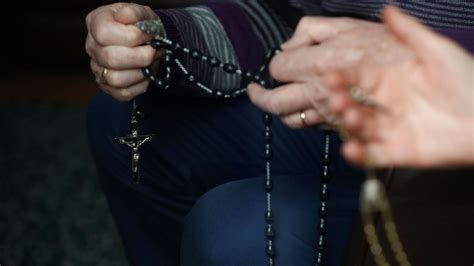 Pope encourages faithful to pray Rosary at home - Vatican News