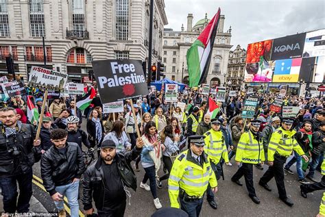 Palestinian protesters demand equal rights on London march | Daily Mail ...