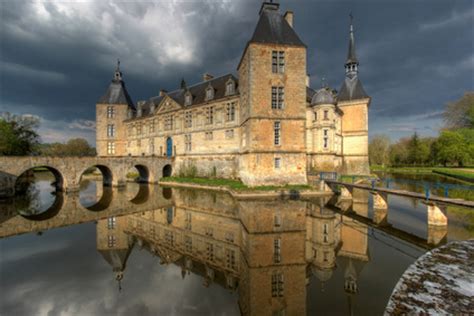 Burgundy Castles - France Travel Guide - Eupedia