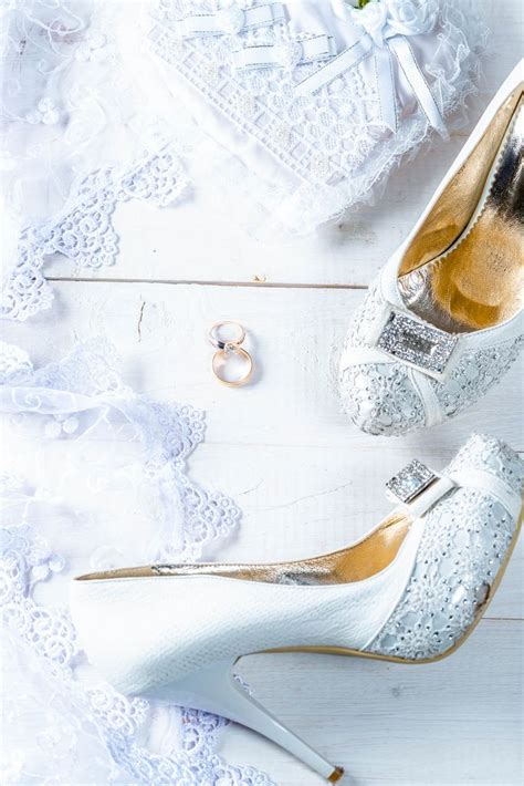 Filling Up Champagne Glases On Wedding Table - Creative Commons Bilder