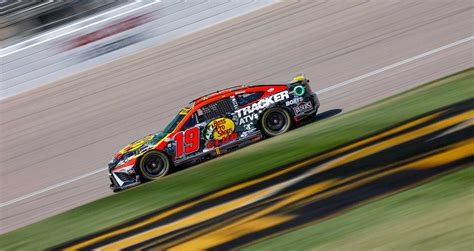 Crash sidelines Martin Truex Jr. early at Kansas | NASCAR