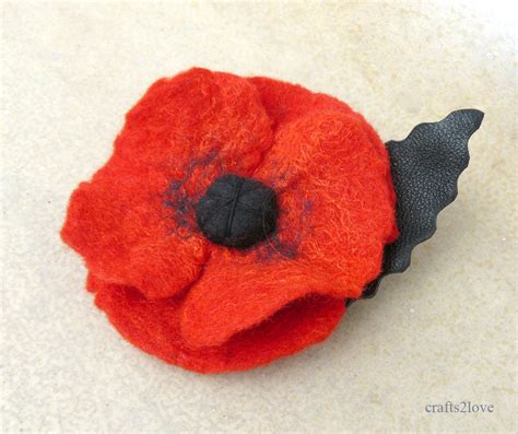 Red Poppy Pin. Remembrance poppy lapel pin. Small by Crafts2Love