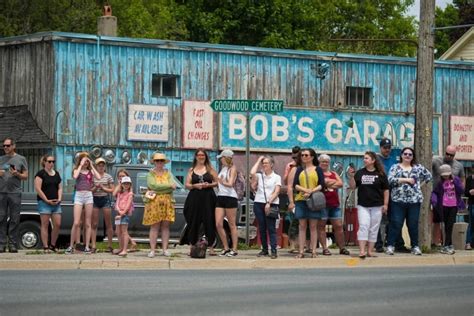 Goodwood, Ont., becomes tourist hot spot as backdrop of Schitt's Creek | CBC News