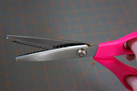 How to Decide Between Scissors and Rotary Cutter: 2 Steps