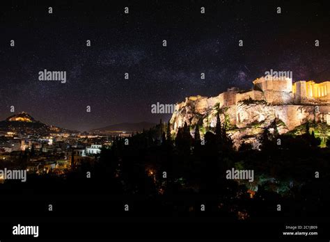 Night view of the illuminated Acropolis of Athens Stock Photo - Alamy