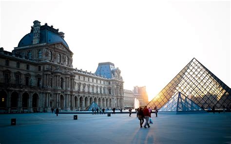 Central Wallpaper: Paris Louvre Glass Pyramid HD Wallpapers