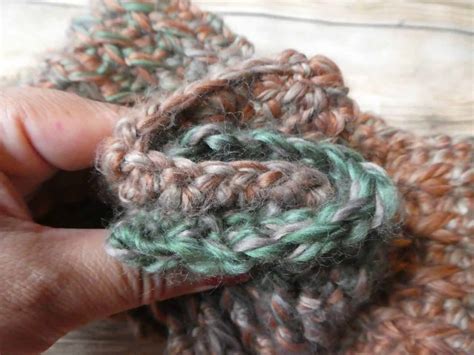 Crochet Twist Headband - Traversebaycrochet.com