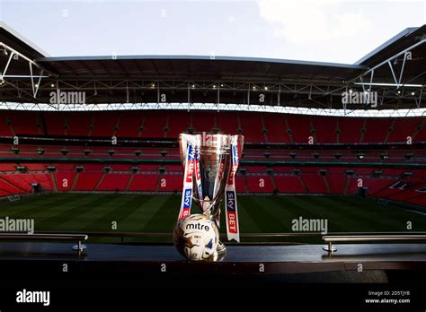 Efl championship trophy hi-res stock photography and images - Alamy