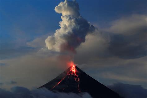 Philippines volcano: lava erupts from Mount Mayon as ash covers towns Erupting Volcano, Bicol ...