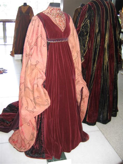 Lady Capulet's Dress from Zeffirelli's Romeo and Juliet | Italian renaissance dress, Renaissance ...