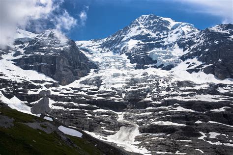 Melting Glacier Unveils 1946 Emergency-Landed US Airplane to the World