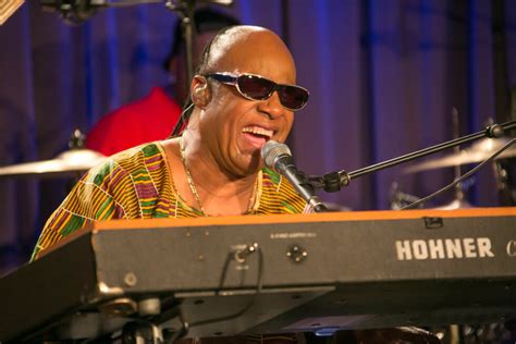 Hun bærer 64 år gamle Stevie Wonders trillinger