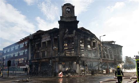 London riots 2011: Tottenham residents flee from burning homes | Daily Mail Online