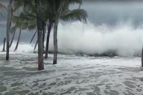 Cyclone Yaas makes landfall, mighty tidal waves invade villages in ...