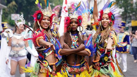 Notting Hill Carnival 2022 – Scantily clad dancers in fabulous feathers ...