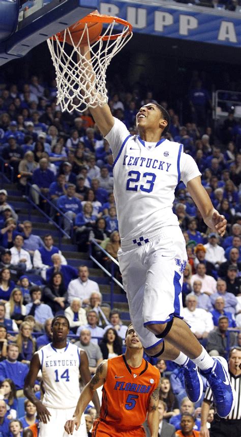 Kentucky's Anthony Davis (23) dunks the ball in front of ...