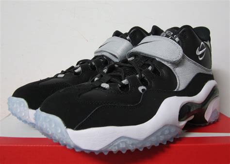 Nike Brings Back Barry Sanders' Zoom Turf - SneakerNews.com