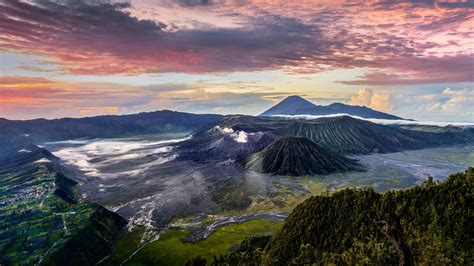 浓烟滚滚的布罗莫火山，印度尼西亚爪哇岛东部-神圣壮观 如梦如幻 浓烟滚滚的布罗莫火山，印度尼西亚爪哇岛东部 (© Shutterstock) @20170527 | NiceBing 必应美图 ...