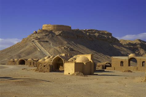 "Zoroastrian Tower of Silence", vicino Yazd, luogo di putrefazione dei ...