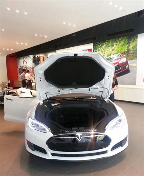 Tesla dealership in California | Vehicles