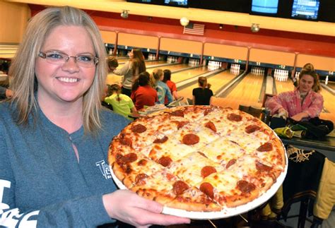 Bowling alley offers unique pizza, burgers | Food-and-cooking | wiscnews.com