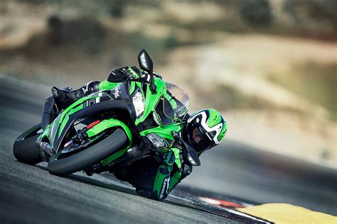 Todos los detalles, fotos y vídeos de la Kawasaki ZX-10R 2016. Más ...