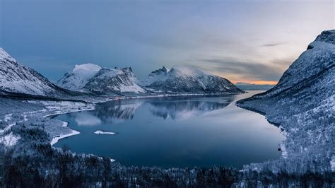 Winter lake between mountains / 2048 x 1152 / Mountains ... | w i n t e r | Mountain pictures ...