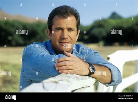 Mel gibson signs 2002 hi-res stock photography and images - Alamy